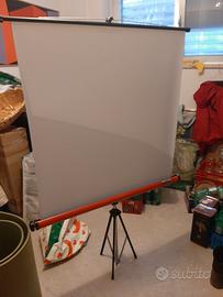 Treppiedi e schermo diapositive