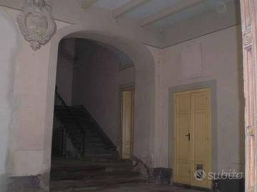 Palazzo / Stabile di 1200 m² con più di 5 locali a