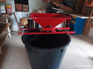 torchio e pigiatrice per uva