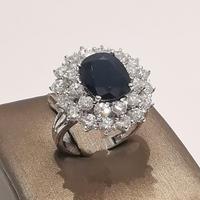 Anello in oro bianco 18KT con zaffiro e diamanti