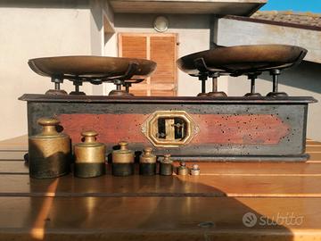 Bilancia a due piatti antica