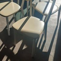 sedie bianche legno e cuio