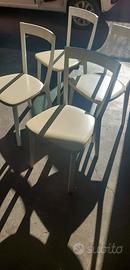 sedie bianche legno e cuio