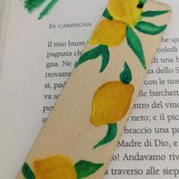 Segnalibro in legno dipinto a mano con nappina