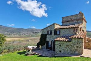 Rustico / Casale di 200 m² con più di 5 locali e b
