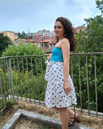 Gonna bianca a vita alta a pois colorati