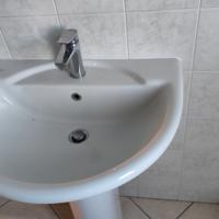 lavandino e bidet in ceramica.