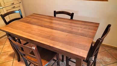 Tavolo in legno con quattro sedie
