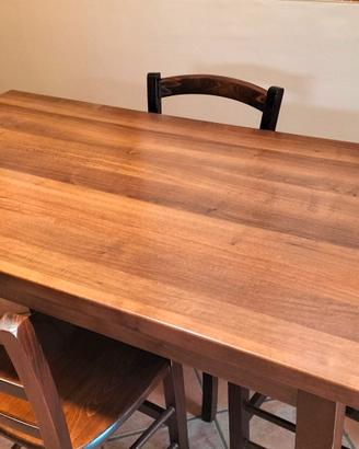 Tavolo in legno con quattro sedie