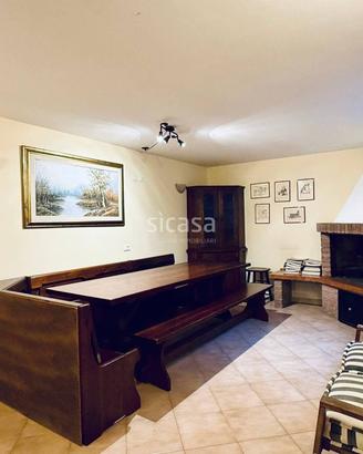 Set Arredamento Completo per Taverna in Legno