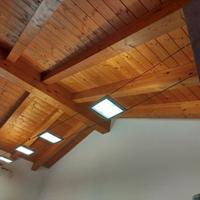 Lampadario design per soffitto travato