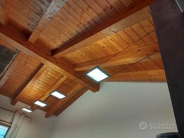 Lampadario design per soffitto travato