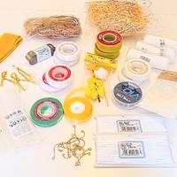 Lotto nastri e accessori decorativi 