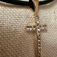 Croce oro e zirconi su collier caucciu
