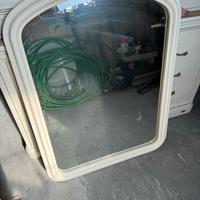 Specchio con cornice bianca in legno