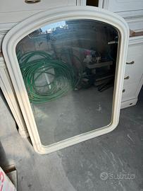 Specchio con cornice bianca in legno