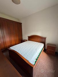 Camera da letto in legno massello tinta noce