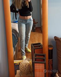 Jeans a vita bassa Silvian Heach con strass