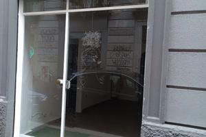 Negozio due vetrine Via Tortona