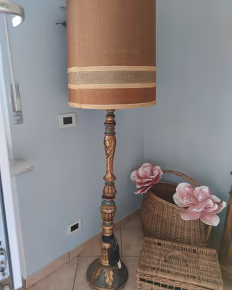 lampada a terra alta con paralume 