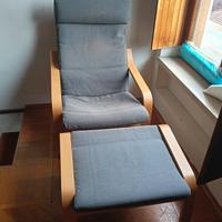 poltrona Poang cuscino grigio e poggiapiedi