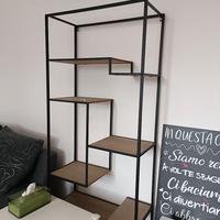 Scaffale nero e legno