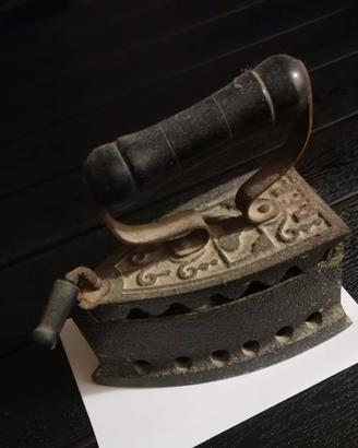 Ferro da stiro antico 