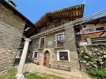 Grande casa ristrutturata in montagna a Rore CN