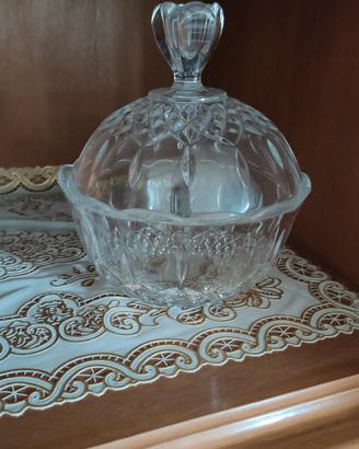 Cristalleria e ceramica di valore. 