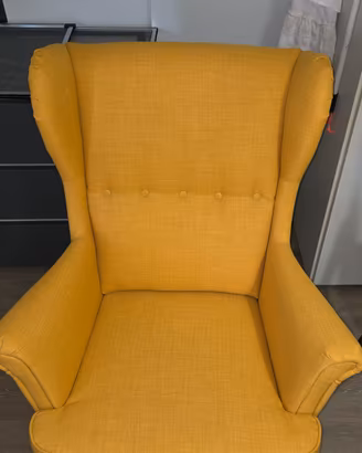 Poltrona Ikea Strandmon gialla 