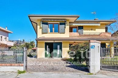 Casa indipendente di 276 m² con più di 5 locali a 