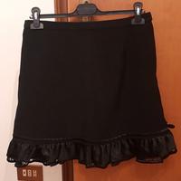 Gonna nera con pizzo alla base