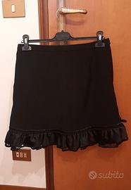 Gonna nera con pizzo alla base