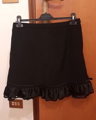 Gonna nera con pizzo alla base