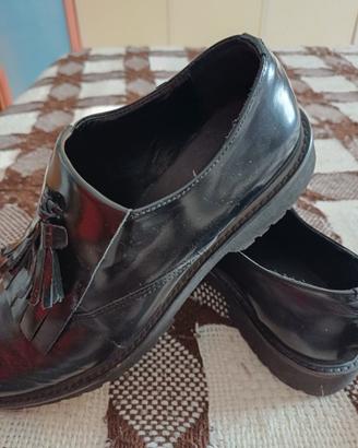 Scarpe femminili eleganti e alla moda