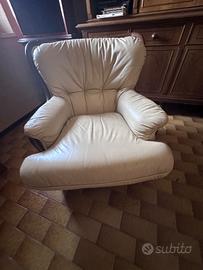 Poltrone in pelle beige e legno