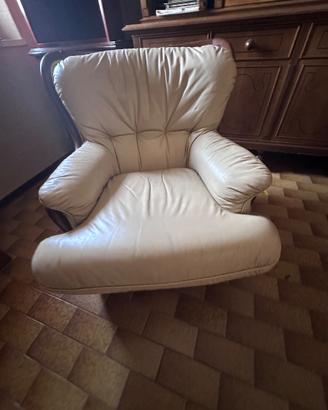 Poltrone in pelle beige e legno