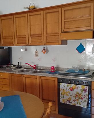 Cucina in legno massello, stile classico