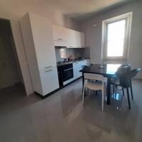 CENTRO CITTÀ Stanza con balcone e bagno privato