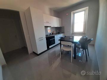 CENTRO CITTÀ Stanza con balcone e bagno privato