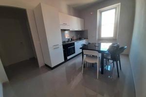 CENTRO CITTÀ Stanza con balcone e bagno privato