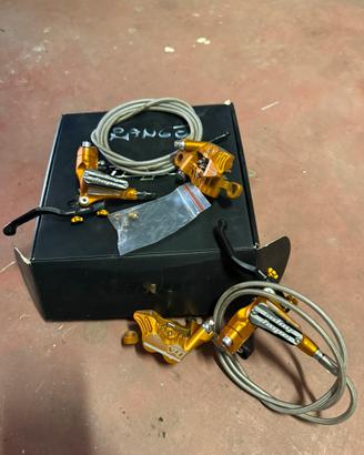 Freni hope tech3 V4 con tubi in treccia