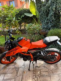 KTM DUKE 390 My2025 4600 KM PARI AL NUOVO