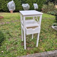 Tavolino bianco con cassetto smontabile.