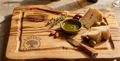 Tagliere in legno di ulivo fatto a mano 