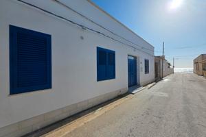 Tre Fontane casa indipendente a 50 metri dal mare