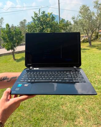 Notebook Toshiba L50B13E I5 4GB 500GB WIN.10