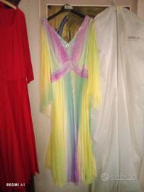 Abito lungo in chiffon fantasia.