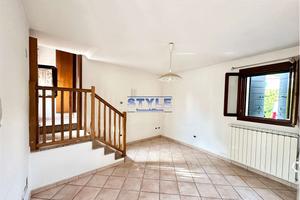 ABITAZIONE INDIPENDENTE CON NEGOZIO ANNESSO