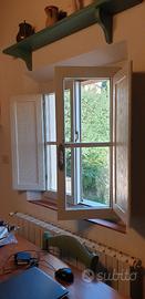 Finestra in legno con scuretti